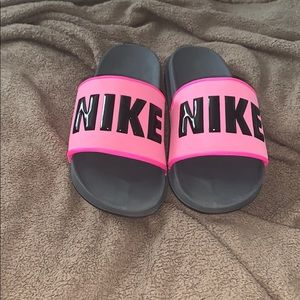Women’s pink nike slides 💗
